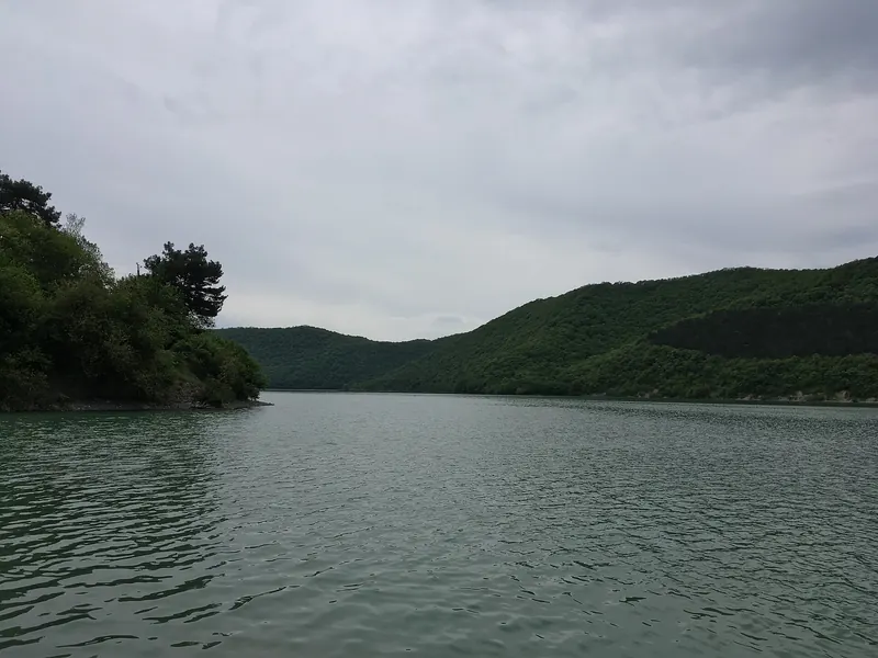 Озеро Абрау в окружении гор